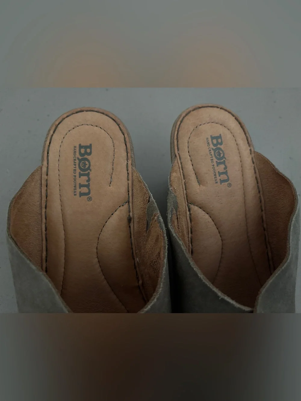 NEW Born Nora Women’s Olive Suede Crossover Wedge Sandals Size 8, run large